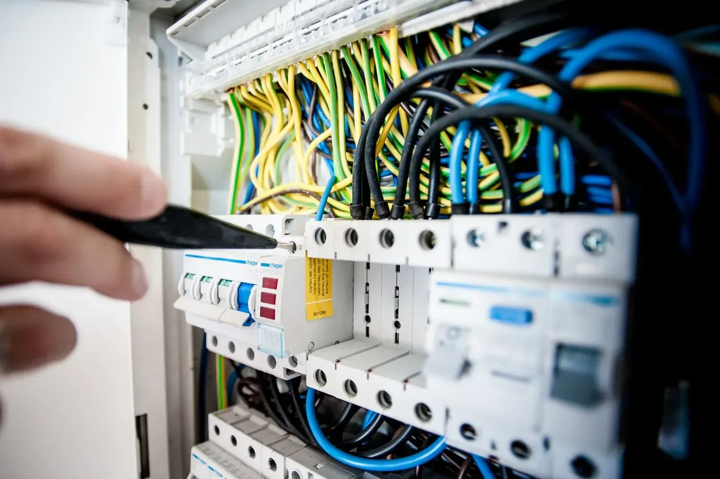 Électricien installant une maison connectée à Brunoy (91800)